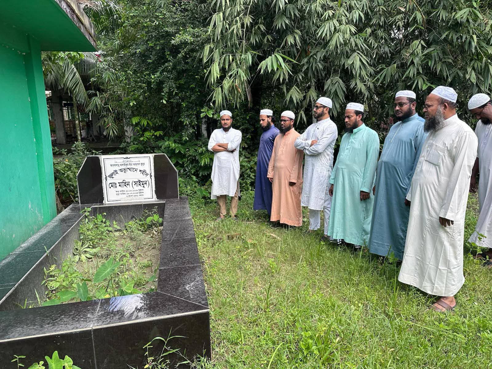   “সাইমুনের ত্যাগ বৃথা যাবে না: সন্দ্বীপে কবর জিয়ারতে অধ্যাপক আমজাদ”
