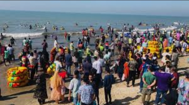 পর্যটকদের পদচারণায় সরগরম কক্সবাজার সমুদ্র সৈকত 