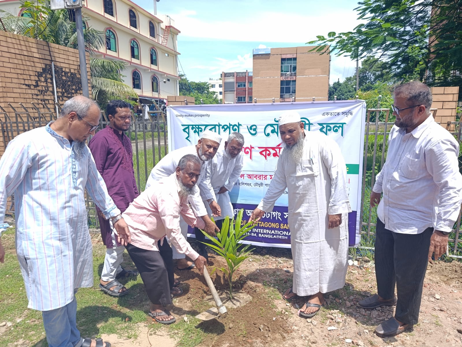 লায়ন্স ক্লাব অব চিটাগং সন্দ্বীপের বৃক্ষরোপণ ও চারা বিতরণ
