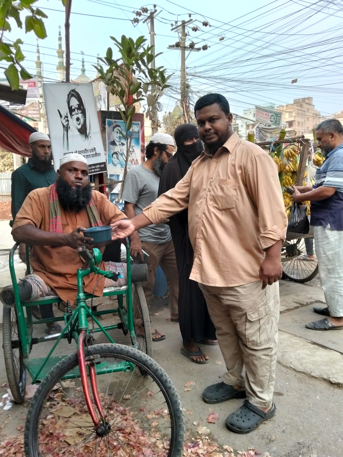 হালিশহরে এতিম, পথশিশু ও অসহায়দের মাঝে ইফতার ও ঈদ উপহার বিতরণ