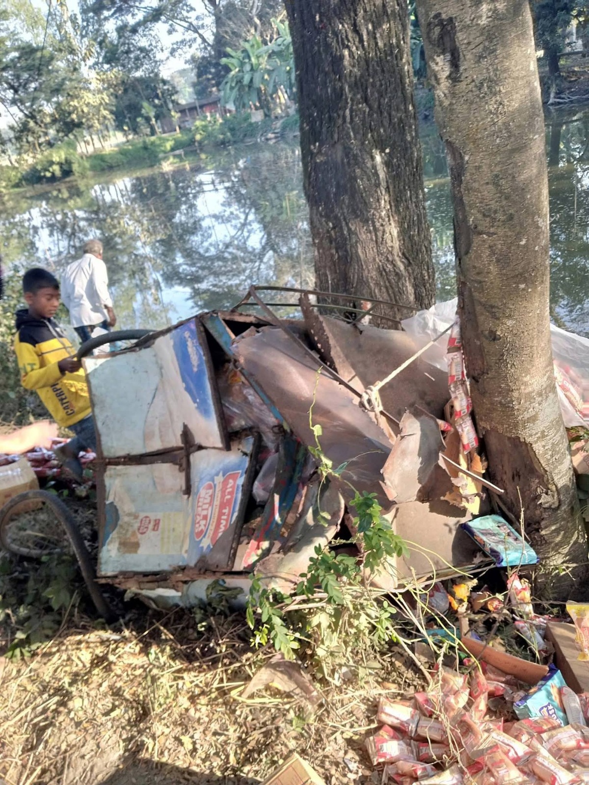 মিরসরাইয়ে রিকসাভ্যানকে অজ্ঞাত  গাড়ির ধাক্কা, প্রাণ গেল চালকের আহত-১