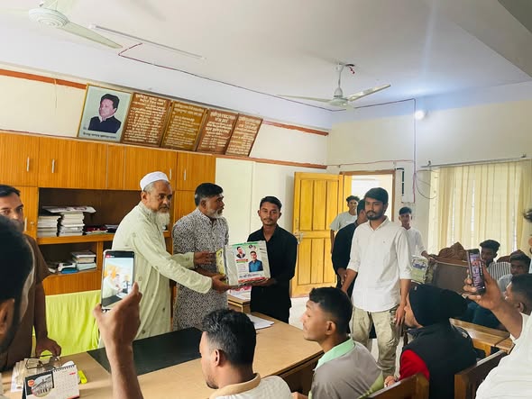 রফী উদ্দিন ফয়সালের দিক নির্দেশনায় মোস্তাফিজুর রহমান কলেজে খালেদা জিয়ার জন্য  দোয়া মাহফিল ও শিক্ষার্থীদের মাঝে বই বিতরণ